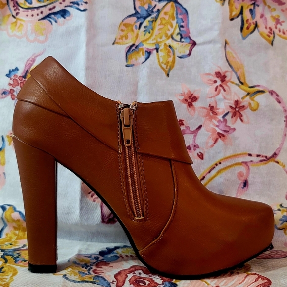 Lena Luisa Camel Heeled Zipper Bootie, Size 6 - Picture 3 of 9